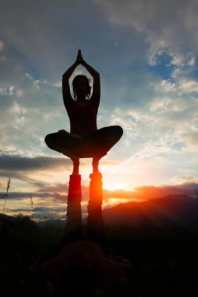 Acroyoga meisje van man in romantische sfeer in de natuur in th — Stockfoto