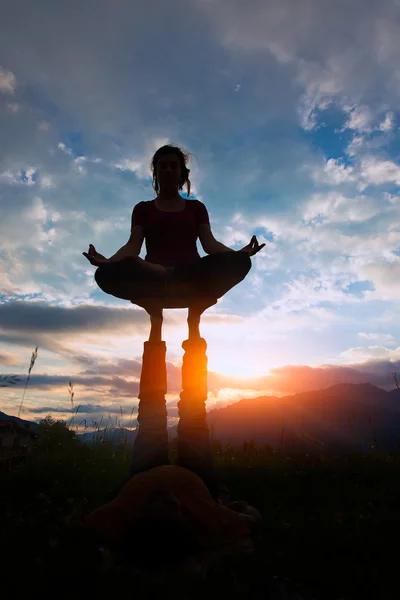 Acroyoga dívka muž v romantické atmosféře v přírodě v th — Stock fotografie