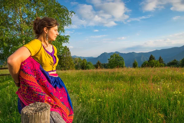 Casual Kız uzanan ve yoga Bağla'yalnız yapmak rahatlatır — Stok fotoğraf