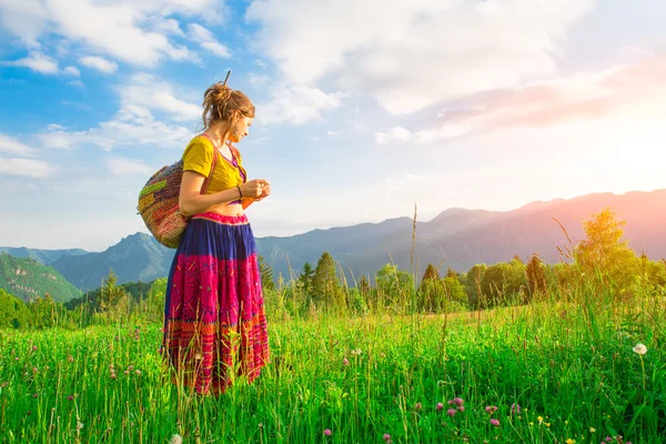 Svobodná žena volný čas v přírodě v horách na jarní louce — Stock fotografie