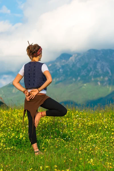 Mädchen praktiziert Yoga in der Natur in den Bergen — Stockfoto