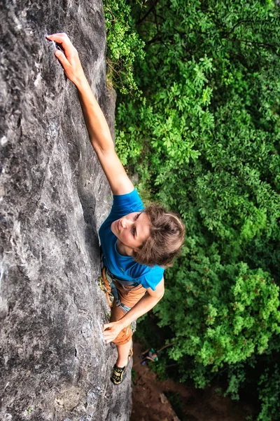 Girl climbing on the rock safely roped — Stock Photo, Image