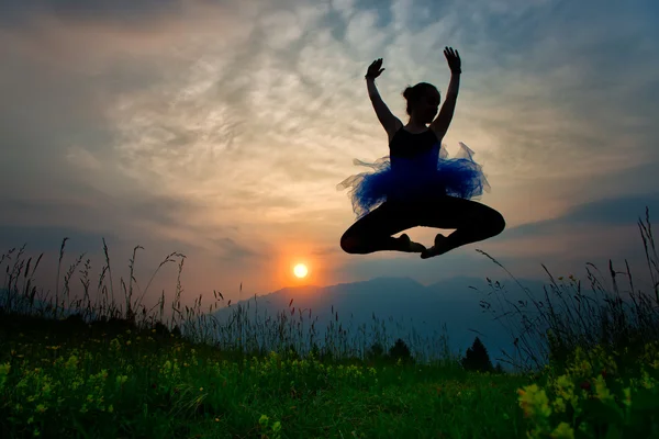 Dançarina menina na natureza ao pôr do sol — Fotografia de Stock