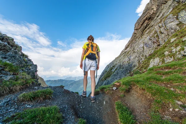 Flicka ensam överstiger bergspass — Stockfoto