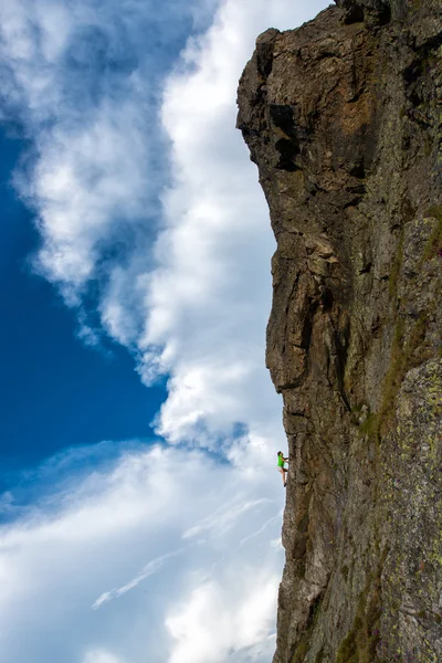 Mädchen klettert frei solo. — Stockfoto