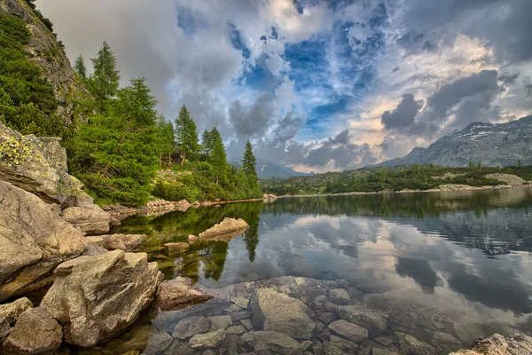 Lago de montaña — Foto de Stock