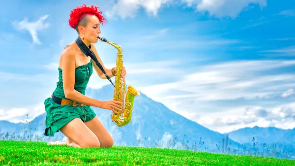 Jeune saxophoniste (femme aux cheveux roux) jouant du saxophone en — Photo