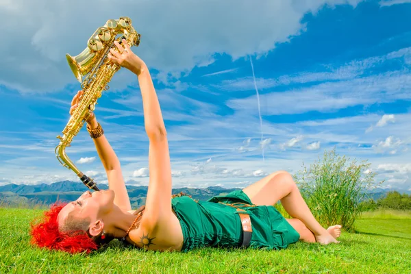 Jeune saxophoniste (femme aux cheveux roux) jouant du saxophone en — Photo