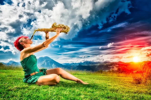 Jovem saxofonista (mulher de cabelo ruivo) tocando saxofone em — Fotografia de Stock