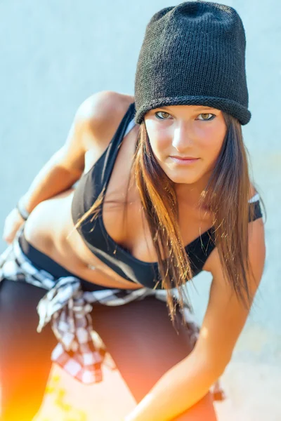 Хип-хоп девушка в шерстяной шапке — стоковое фото