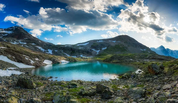 Alpsee mit letztem Schnee im Sommer — Stockfoto