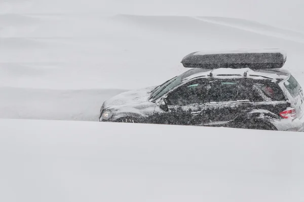 大雪の後の通りの車は雪を通過します。 — ストック写真