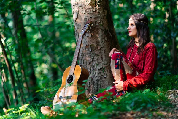 Hipis dziewczyna z gitara w lesie — Zdjęcie stockowe