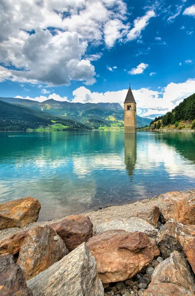 Harangláb Reschensee (Resia) Dél-Tirol Olaszország — Stock Fotó