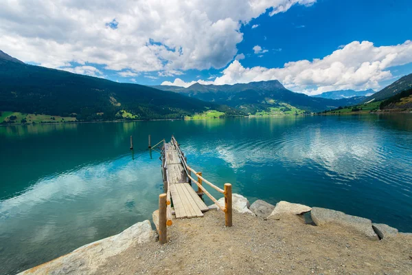 Fából készült móló, a hegyi tó, a Dél-Tirol-Olaszország — Stock Fotó
