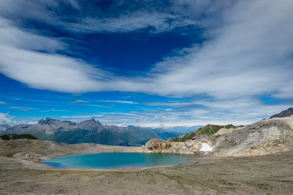 Lago azul de altas montanhas — Fotografia de Stock