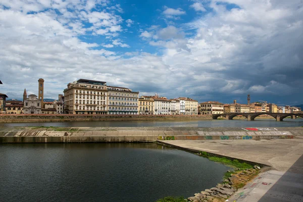 Florence, the dam on the river Arno — Stock Photo, Image