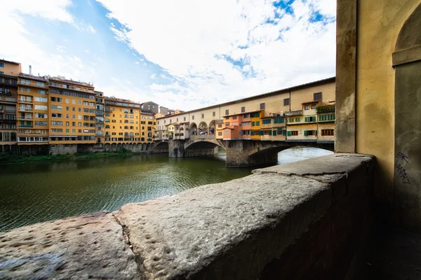 Florenz, die alte Brücke von der Balkon-Veranda — Stockfoto