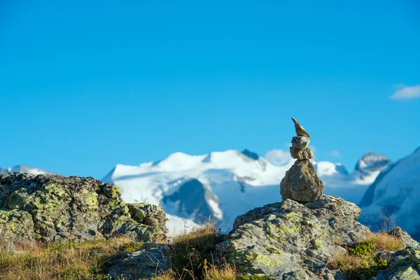 Mark van het juiste pad in de hoge bergen — Stockfoto