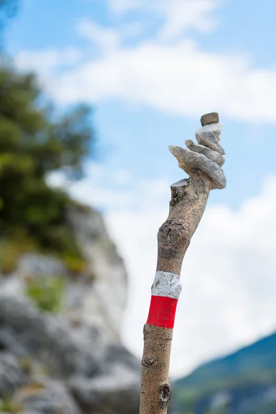 Zeichen des rechten Weges in den Bergen, über einem Holzpfahl — Stockfoto