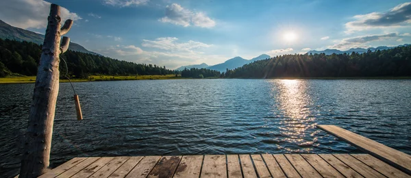 Lago de montaña Plunge wood — Foto de Stock