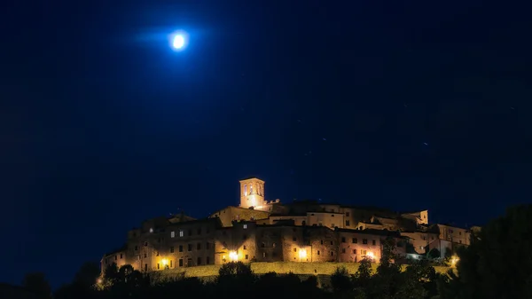 S měsíc středověké vesnice Anghiari v Tu noc Panorama — Stock fotografie