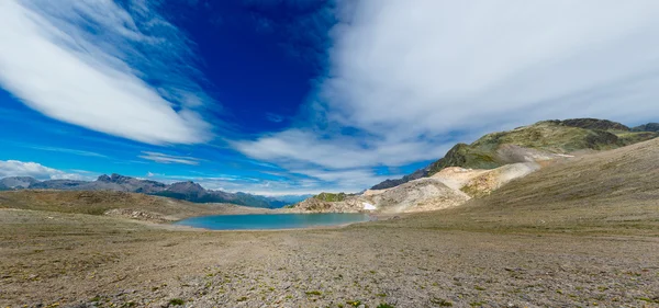 Panorama de lago de nlue de altas montanhas — Fotografia de Stock
