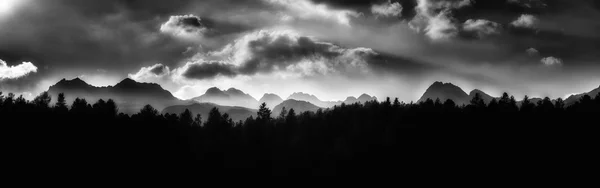 Panorama de perfil de montanhas em preto e branco — Fotografia de Stock