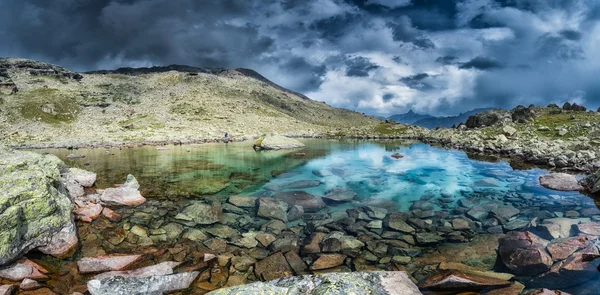 투명으로 작은 높은 산 호수의 파노라마 — 스톡 사진