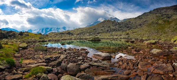 Panorama of small high mountain lake with transparent — Stock Photo, Image