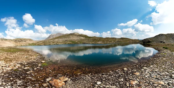 Panrama de um pequeno lago de montanha — Fotografia de Stock