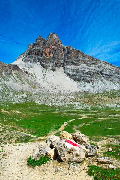 登山道に岩の上の赤いマーク — ストック写真
