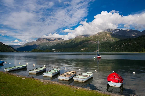 Μικρά αλιευτικά σκάφη αγκυροβολημένο στη λίμνη βουνό — Φωτογραφία Αρχείου