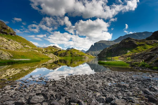 Pequeno lago de montanha alta com transparente — Fotografia de Stock