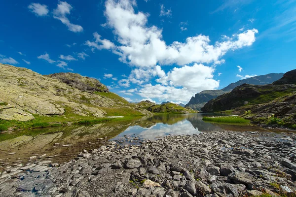 Pequeno lago de montanha alta com transparente — Fotografia de Stock