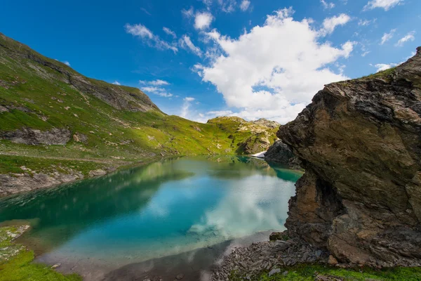 Pequeno lago de montanha alta com transparente — Fotografia de Stock