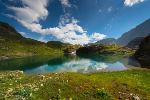 Pequeno lago de montanha alta com transparente — Fotografia de Stock