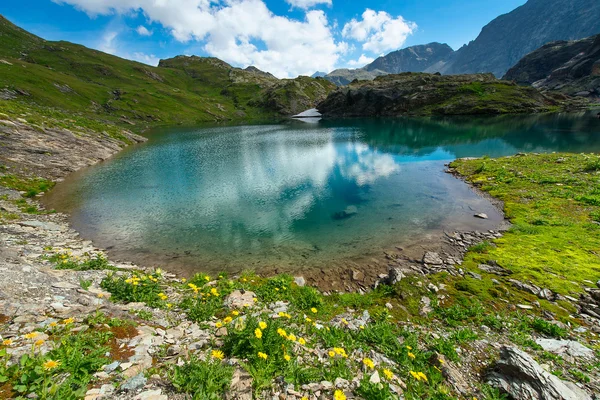 Pequeno lago de montanha alta com transparente — Fotografia de Stock