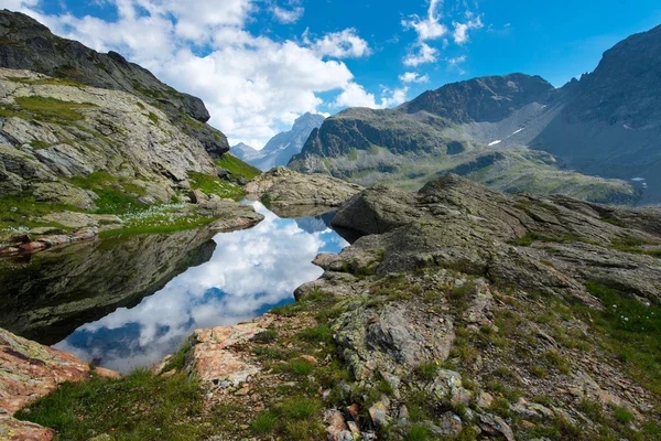 Piccolo lago di alta montagna con trasparente — Foto Stock
