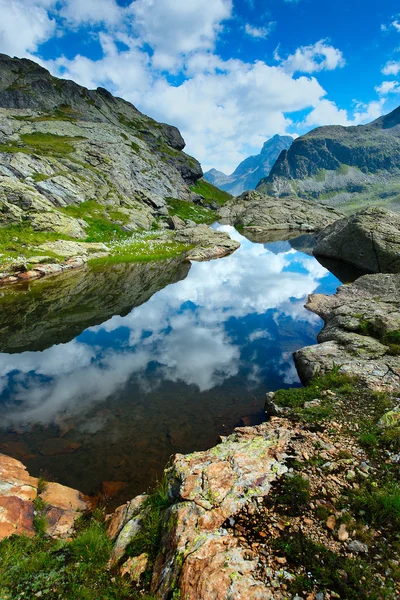 Kleine hoog bergmeer met transparante — Stockfoto