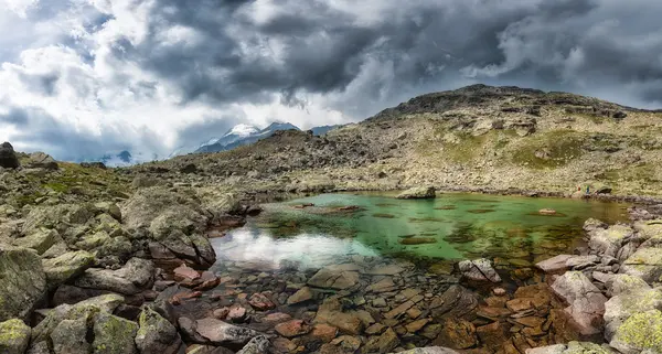 Kleiner Hochgebirgssee mit transparentem — Stockfoto
