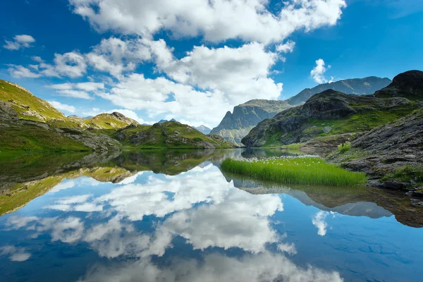 Kleine hoog bergmeer met transparante — Stockfoto