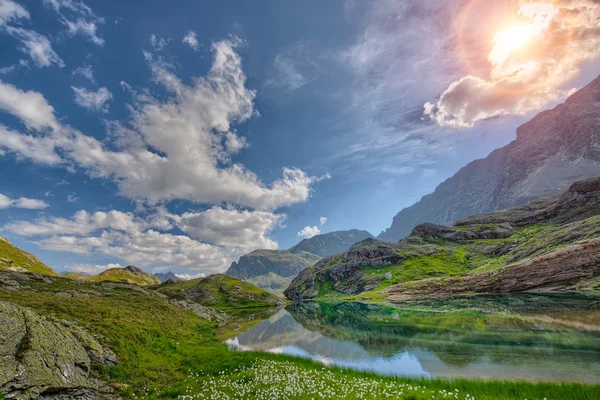 Pequeno lago de montanha — Fotografia de Stock