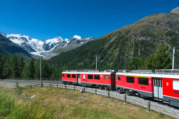 Treno svizzero di montagna Bernina Express attraversato le Alpi — Foto Stock