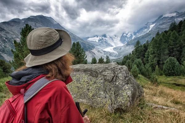 Kvinnan hiker ser högt berg — Stockfoto
