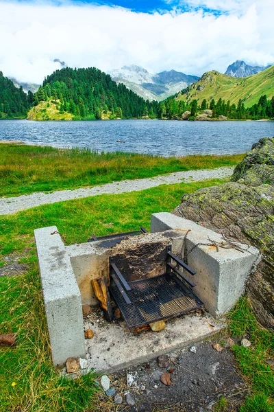 Barbecue area close to een alpine meer — Stockfoto