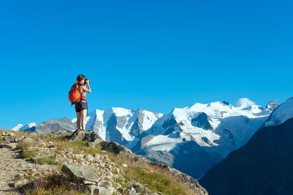 Meisje foto's hoge bergen van de Alpen — Stockfoto