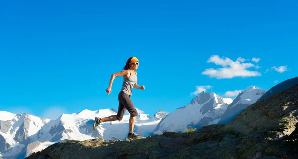 Девушка бегает в высоких горах — стоковое фото