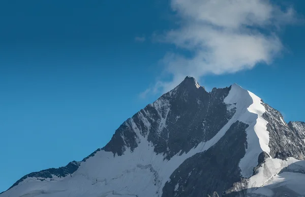 Piek Bernina piek in de Zwitserse Alpen — Stockfoto