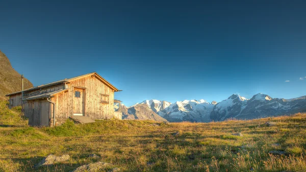 Schuilplaats op de Alpen — Stockfoto